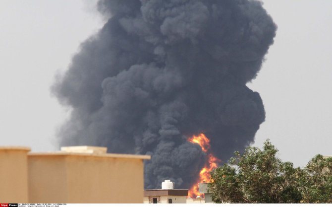 „Scanpix“/„SIPA“ nuotr./Gaisras degalų saugykloje Tripolio pakraštyje, 2014 vasara