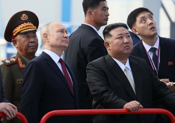 AFP/„Scanpix“ nuotr./Vladimiras Putinas ir Kim Jong Unas