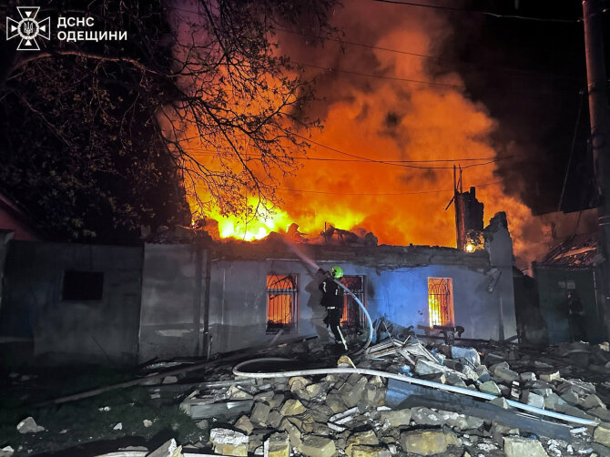 Rusijos dronų smūgio Sumų srityje padariniai / STATE EMERGENCY SERVICE OF UKRAI / via REUTERS