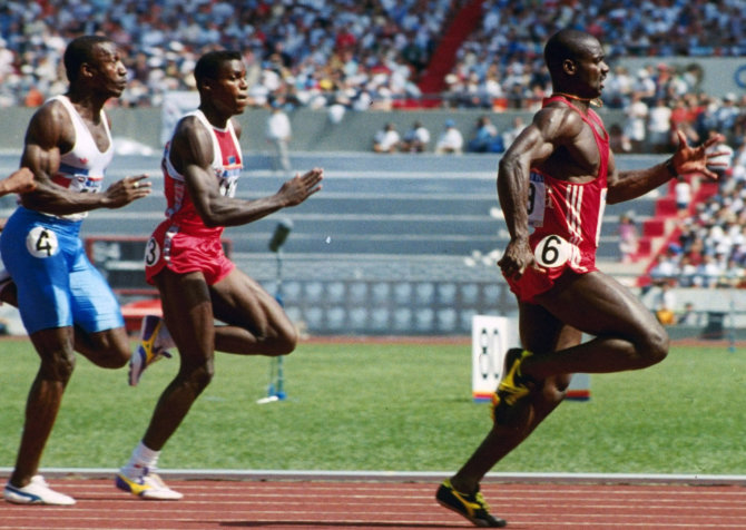 „Scanpix“/AP nuotr./Benas Johnsonas laimėjo 100 metrų bėgimo finalą 1988 metų olimpinėse žaidynėse, bet po trijų dienų neteko aukso medalio dėl dopingo.