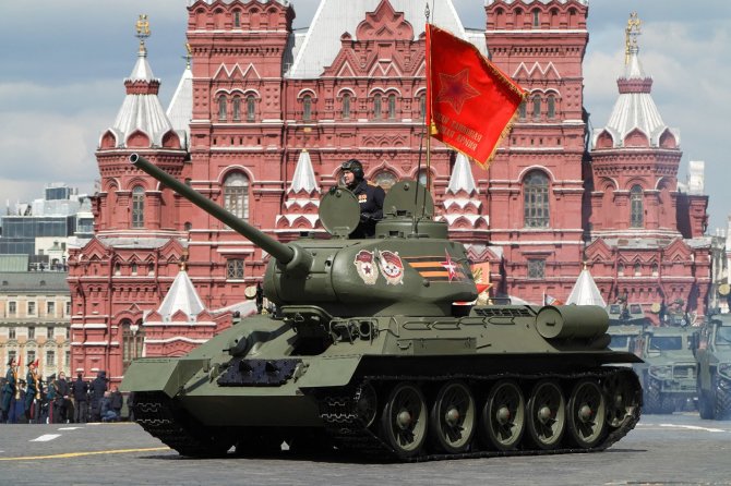 „AFP“/„Scanpix“/Pergalės dienos paradas Maskvoje