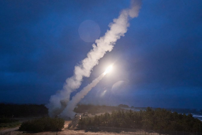 „Reuters“/„Scanpix“ nuotr./Raketos ATACMS paleidimas