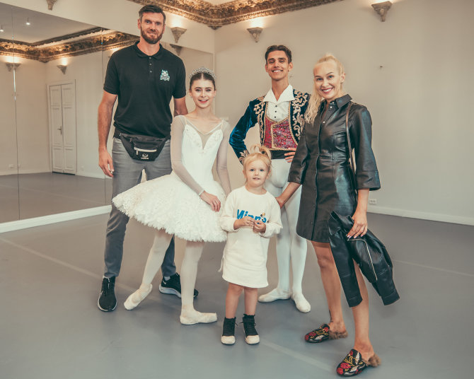Organizatorių nuotr./Darjušas Lavrinovičius su žmona Edita ir dukra Leya baleto akademijoje