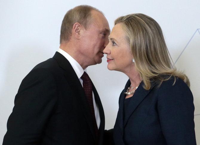 „Scanpix“/AP nuotr./Vladimiras Putinas ir Hillary Clinton 2012 metais