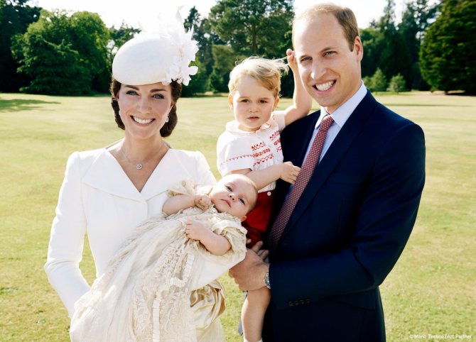 Mario Testino nuotr./Princas Williamas ir Kembridžo hercogienė Catherine su princese Charlotte Elizabeth Diana ir princu George'u