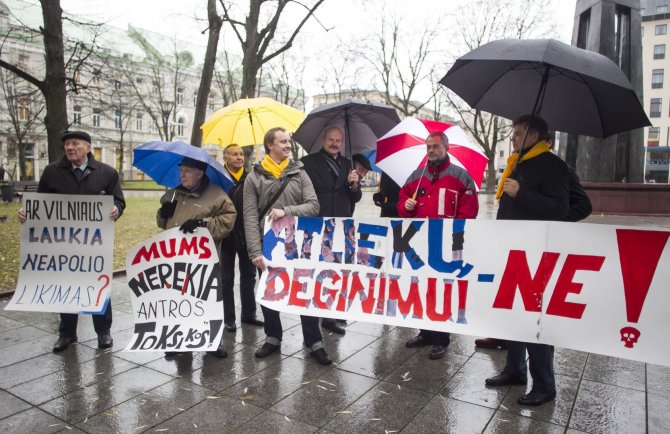 Irmanto Gelūno / 15min nuotr./Vilniaus gyventojų grupelė piketu priešinasi atliekų deginimo gamyklų statyboms.