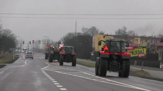 Kadras iš „Youtube“/Lenkų ūkininkai su traktoriai traukia į Varšuvą.