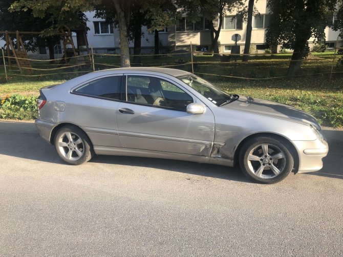 Kauno apskrities policijos nuotr./Kauno Girčiupio gatvėje apgadintas "Mercedes-Benz"