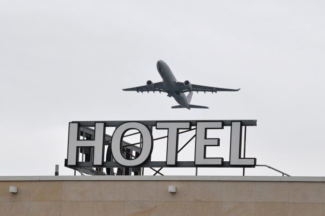 AFP/„Scanpix“ nuotr./Dalis į JK atvykstančių privalės izoliuotis karantino viešbučiuose ir už tai susimokėti