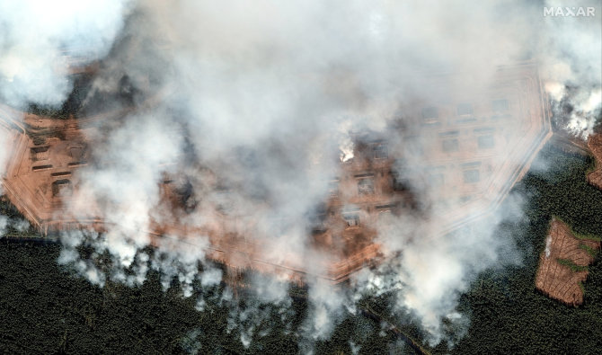 „Reuters“/„Scanpix“ nuotr./Rusų amunicijos sandėliai Toropece po ukrainieičų atakos