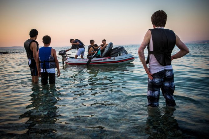 Vidmanto Balkūno/15min.lt nuotr./Migrantai ruošiasi plaukti per išorinę Europos sąjungos sieną