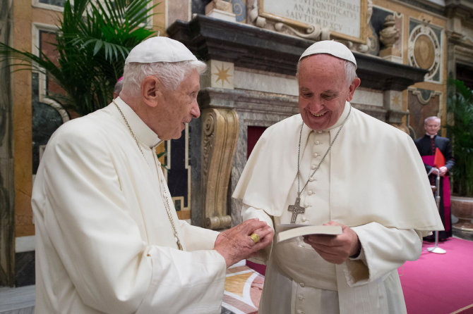 „Reuters“/„Scanpix“ nuotr./Popiežiai Benediktas XVI (kairėje) ir Pranciškus