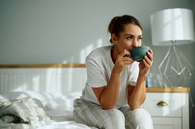 Shutterstock nuotr./Moteris geria kavą