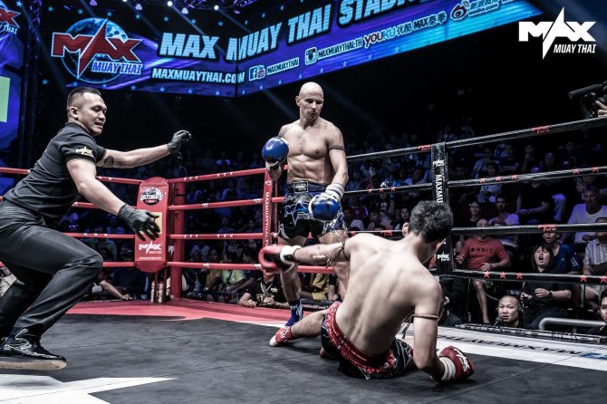 Max Muay Thai turnyro organizatorių nuotr./Sigitas Gaižauskas alkūne nokautavo tailandietį: šiam teko siūti antakį