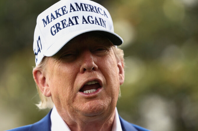 „Reuters“/„Scanpix“ nuotr./Donaldas Trumpas kalbasi su žurnalistais prie Baltųjų rūmų birželio 18 dieną 