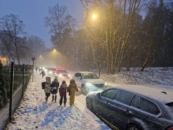 Vaikai per sniegą eina į mokyklą Vilniuje