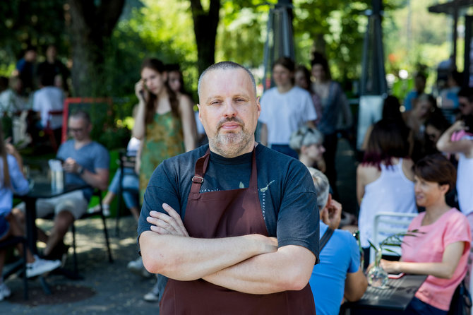 Domanto Pipo nuotr./Užkalnis su Fausta M.Leščiauskaite vaišino draugus burgeriais