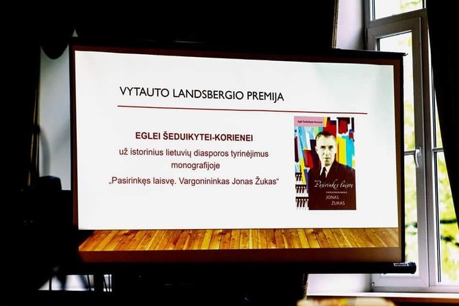Asmeninio archyvo nuotr./Vytauto Landsbergio premija Eglei Šeduikytei-Korienei už knygą „Pasirinkęs laisvę. Vargonininkas Jonas Žukas“