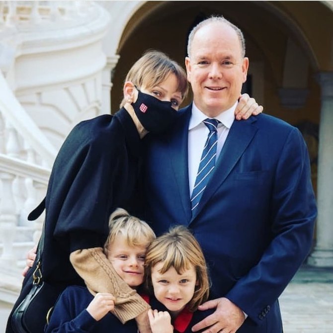 Vida Press nuotr./Monako princesė Charlene su šeima
