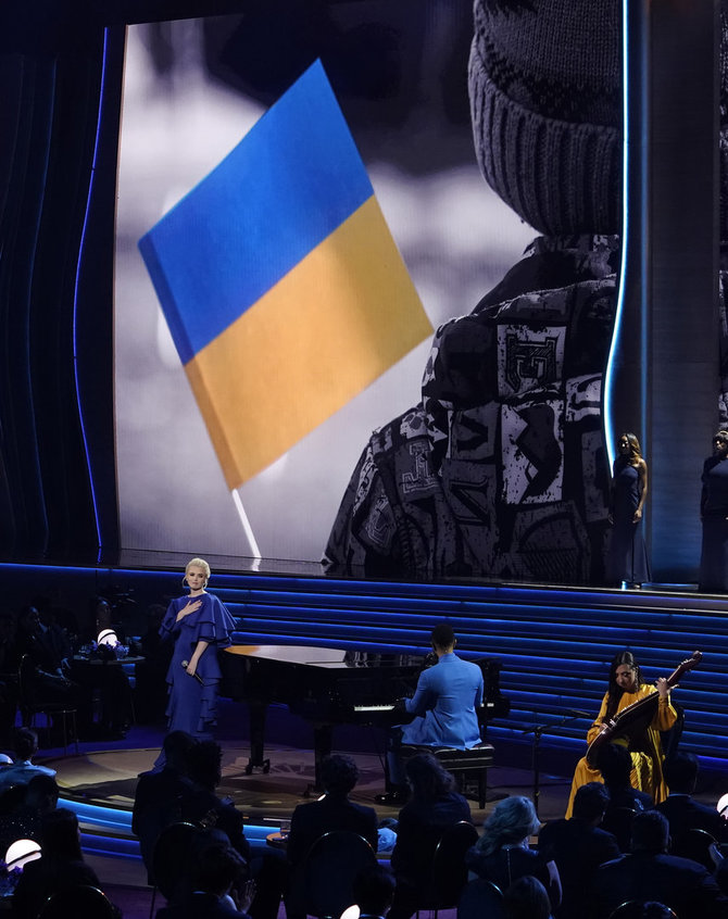 „Scanpix“ nuotr./Ukrainiečių dainininkė Mika Newton (kairėje) ir Johnas Legendas atlieka dainą „Free“ 