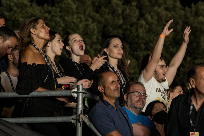 „Scanpix“ nuotr./Angelina Jolie ir dukra Shilo „Måneskin“ koncerte