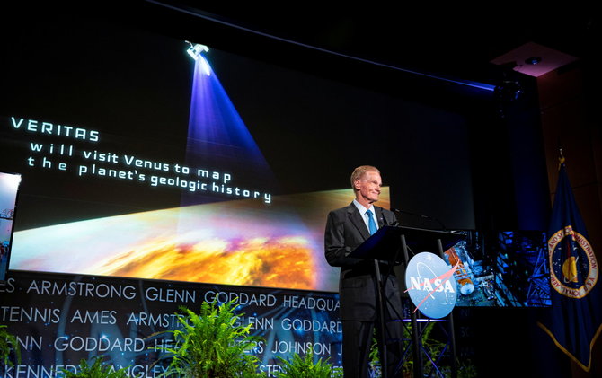 „Reuters“/„Scanpix“ nuotr./NASA administratorius Billas Nelsonas spaudos konferencijos metu, Vašingtonas