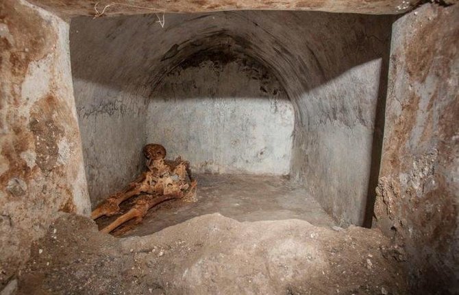 Pompėjos archeologinis parkas ir Valensijos universitetas/Pompėjoje rasto vergo mumifikuoti palaikai