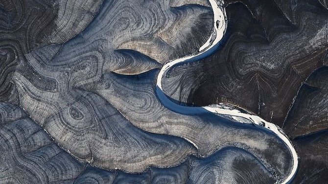 Joshua Stevens/NASA Žemės Observatorija/Kalvos Rusijoje aplink Marchos upę