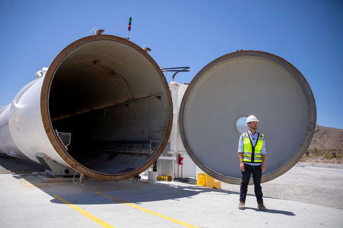 „Reuters“/„Scanpix“ nuotr./Vienas iš "Virgin Hyperloop" įkūrėjų ir generalinis direktorius Josh Giegel stovi šalia "Hyperloop" vamzdžio bendrovės gamykloje netoli Las Vegaso