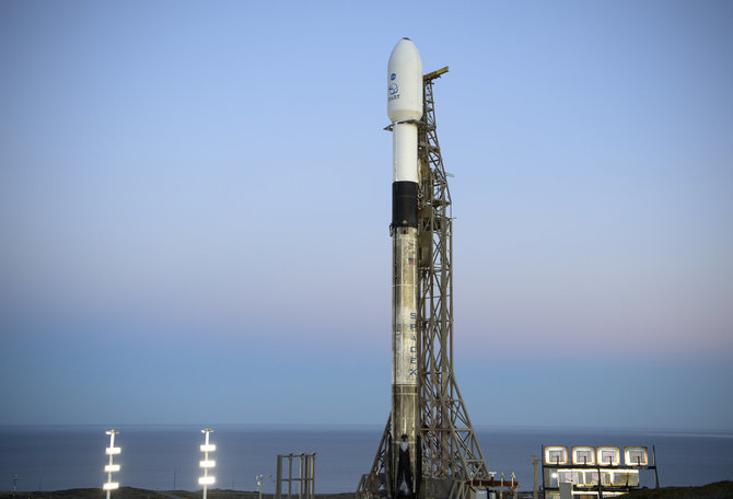 ZUMAPRESS / Scanpix nuotr./2021 m. lapkričio 23 d., auštant saulei, Vandenbergo kosminių pajėgų bazėje, 4E kosminiame paleidimo komplekse, Vandenbergo kosminių pajėgų bazėje, Kalifornijoje, matoma "SpaceX Falcon 9" raketa su kosminiu laivu "Double Asteroid Redirection Test" (DART).