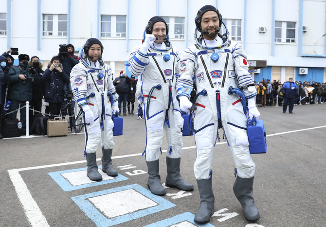 „Scanpix“/AP nuotr./ Aleksandras Misurkinas (centre), Yusaku Maezawa (kairėje) ir Yozo Hirano (dešinėje).