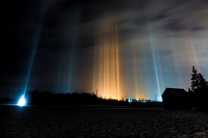 Wikipedia/Ryškus šviesos stulpų pavyzdys Kanados naktiniame danguje