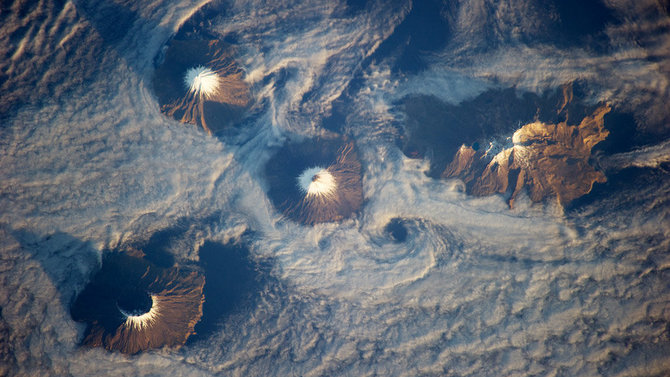 NASA/Naujajame tyrime teigiama, kad daugybę ugnikalnių, esančių Keturių kalnų salose (paveikslėlyje), kurios yra Aleutų salų grandinės pietvakarių Aliaskoje dalis, jungia viena didelė kaldera, susidariusi išsiveržus supervulkanui.