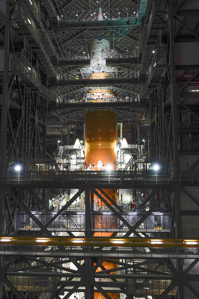 „Scanpix“/AP nuotr./„Artemis“ su kosmine kapsule „Orion“ dalis matoma transporto priemonių surinkimo pastate
