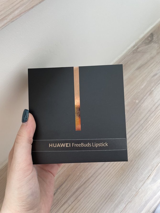 A.Tarailaitės nuotr./„Huawei FreeBuds Lipstick“ dėžutė. Viduje pridėtas įkrovimo laidas.