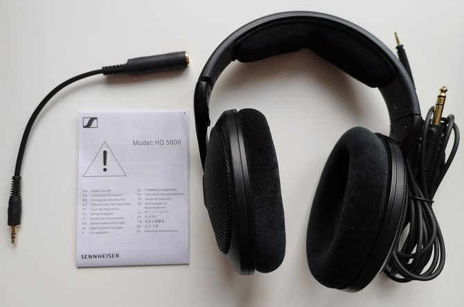 N.Davalgos nuotr./„Sennheiser HD 560S“ komplektacijoje radome tik vieną didelio ilgio garso kabelį, o jam reikalingas 3,5 mm adapteris