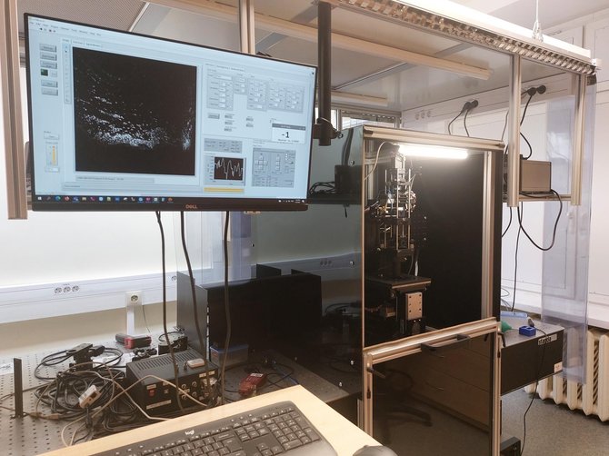 Žurnalas „Spectrum“/Daugiamodžio netiesinio poliarizacinio mikroskopo prototipas Vilniaus universiteto Fizikos fakulteto Lazerinių tyrimų centro Biofotonikos grupės laboratorijoje