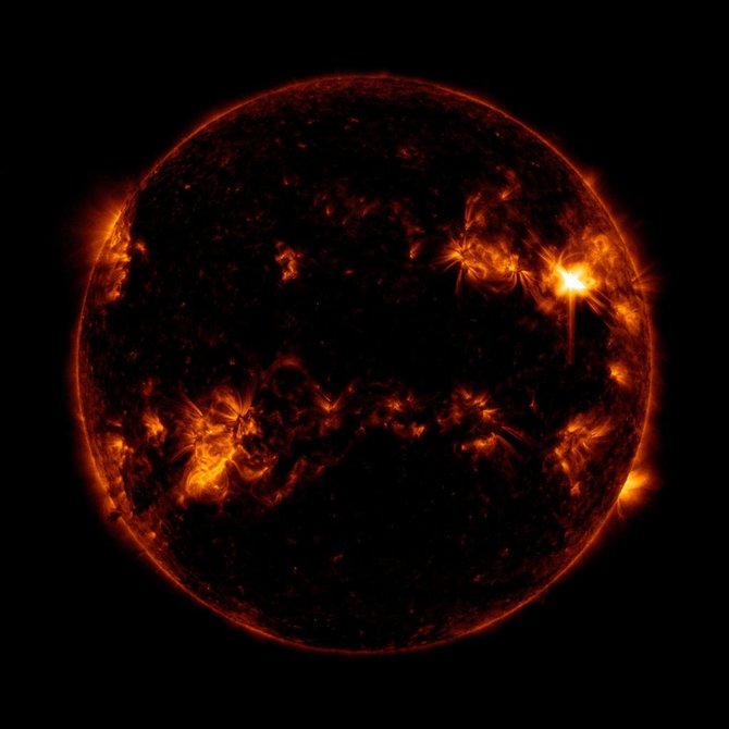 NASA/NASA Saulės dinamikos observatorija šį Saulės žybsnio vaizdą užfiksavo 2022 m. kovo 31 d. Nuotraukoje matomas blyksnis yra viršutinėje dešinėje nuotraukos dalyje.