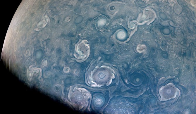 NASA/JPL-Caltech/SwRI/MSSS/Jupiteryje siaučiančios audros