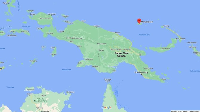 „Google Maps“ ekrano nuotr./Manoma, kad meteorito fragmentai yra už 300 km į šiaurę nuo Manuso salos (pažymėta raudonai) Bismarko jūroje Ramiojo vandenyno pietvakariuose.