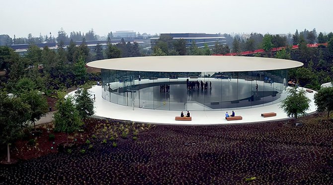 „Apple“/Steve'o Jobso garbei pavadinta pagrindinė „Apple“ centrinės būstinės salė