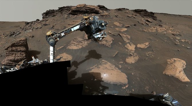 NASA/JPL-Caltech/ASU/MSSS/NASA roveris „Perseverance“ savo robotizuotą ranką nukreipia aplink uolą, vadinamą „Skinner Ridge“, esančią Marso Jezero krateryje. Šioje mozaikoje, sudarytoje iš kelių nuotraukų, matyti sluoksniuotos nuosėdinės uolienos deltos uolos paviršiuje 