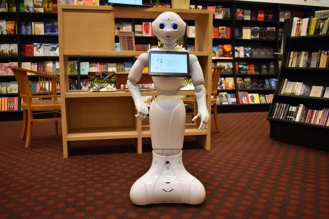 L.Aidoko nuotr./„SoftBank Robotics“ robotas Pepper, dirbantis „Pegaso“ knygyne Vilniuje