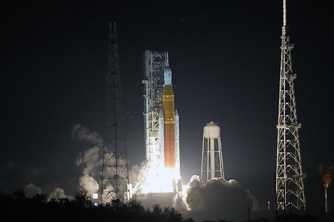 „Scanpix“/AP nuotr./Sėkmingas SLS raketos pakilimas – pradėta „Artemis 1“ misija aplink Mėnulį