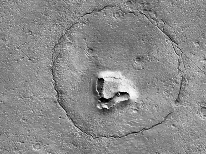 NASA/JPL-Caltech/UArizona/Marso paviršiuje matoma meškiuko iliuzija