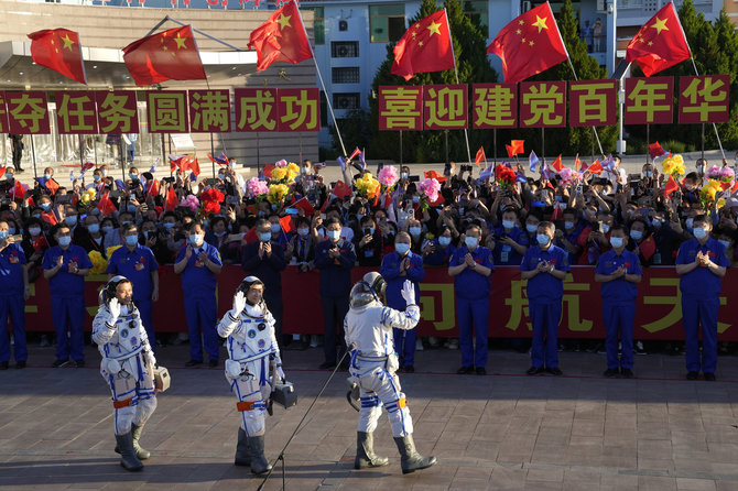 „Scanpix“/AP nuotr./Kinija sparčiai plečia kosmoso sektorių. Nuotraukoje - 2021 m. į kosmosą pasiruošę skristi Kinijos astronautai