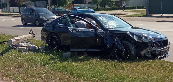 15min skaitytojo nuotr./Į stulpą atsitrenkęs BMW