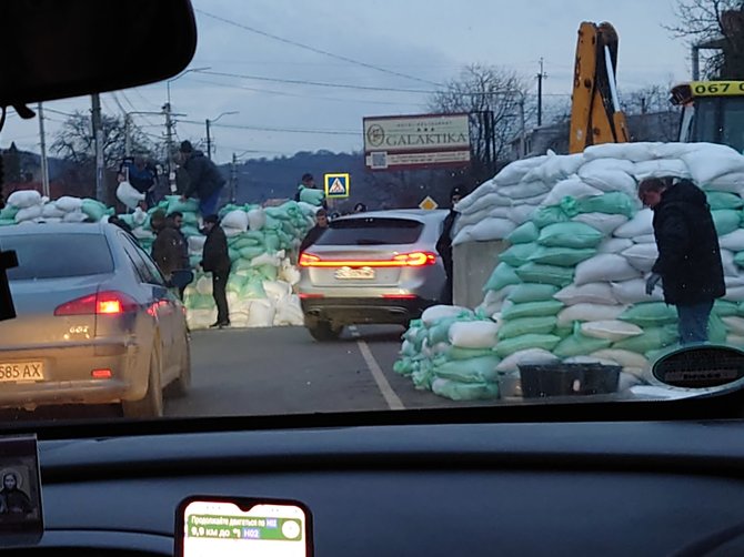 15min nuotr./Lvove ruošiama smėlio maišų apsauga 