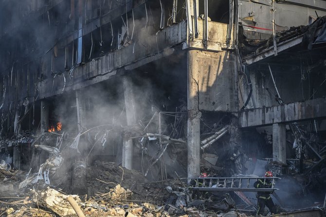 AFP/„Scanpix“ nuotr./Kyjive subombarduotas lietuvių valdomas prekybos centras „Retroville“