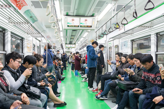 123RF.com nuotr./Pietų Korėjos gyventojai vyksta į darbą 